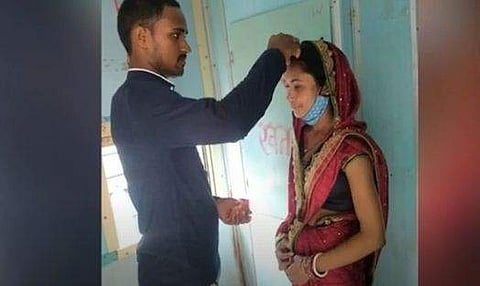 ട്രെയിനില്‍ വച്ച് യുവതിക്ക് സിന്ദൂരം അണിയിക്കുന്ന കാമുകന്‍