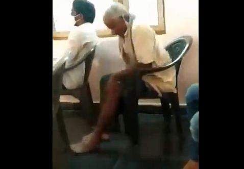 സാനിറ്റൈസര്‍ ദേഹം മുഴുവന്‍ തേയ്ക്കുന്ന വയോധികന്‍