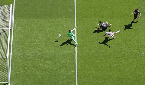 സ്റ്റെർലിങിന്റെ ​ഗോൾ വലയിലേക്ക്