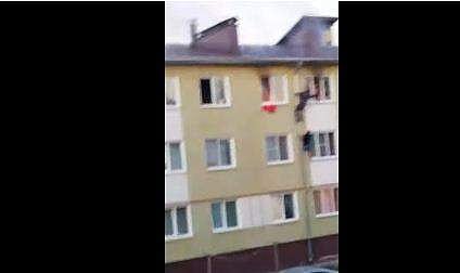 കെട്ടിടത്തില്‍ കുടുങ്ങിപ്പോയ കുട്ടികളെ രക്ഷിക്കുന്നു