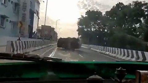 പാലത്തില്‍ കാര്‍ തലകീഴായി മറിയുന്നു