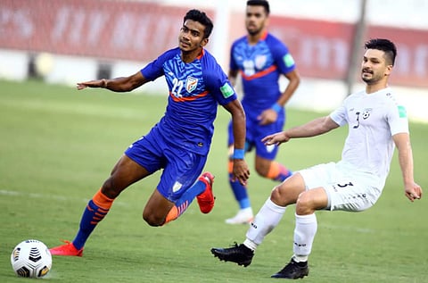 ഇന്ത്യയുടെ മലയാളി താരം ആഷിഖ് കുരുണിയന്റെ മുന്നേറ്റം/ ട്വിറ്റര്‍