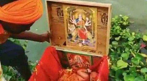 ഗംഗയില്‍ ഒഴുകി നടന്ന മരപ്പെട്ടിയിലെ നവജാതശിശു