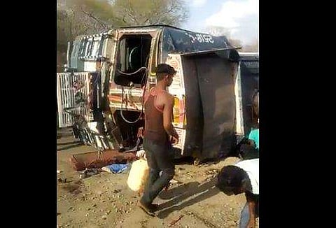 ലോറിയില്‍ നിന്ന് പെട്രോള്‍ ഊറ്റുന്ന നാട്ടുകാര്‍