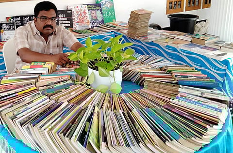 വീടിനു മുന്നിലൊരുക്കിയ അയൽപ്പക്ക വായനാശാലയുമായി ഡാമി പോൾ