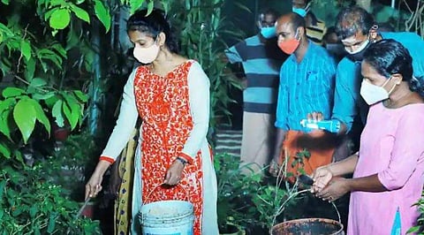 ഗ്രാമവാസികള്‍ ഒച്ചിനെ പിടിക്കാനിറങ്ങിയപ്പോള്‍