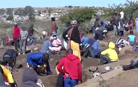വജ്രക്കല്ലുകള്‍ തേടി കൂട്ടമായി എത്തി കുഴിക്കുന്ന ഗ്രാമീണര്‍