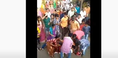 കൂട്ടുകാരന്റെ തോളില്‍ നിന്ന് താഴെ വീണ വരന്റെ ചുറ്റും കൂടിയ ബന്ധുക്കള്‍