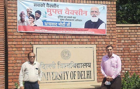 യുജിസി നിര്‍ദേശപ്രകാരം, ഡല്‍ഹി സര്‍വകലാശാല സ്ഥാപിച്ച ബാനര്‍ / ട്വിറ്റര്‍ ചിത്രം