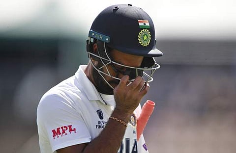 പുറത്തായ ചേതേശ്വര്‍ പൂജാര പവലിയനിലേക്കു മടങ്ങുന്നു/പിടിഐ