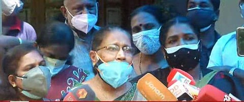 എം സി ജോസഫൈന്‍ മാധ്യമങ്ങളോട് സംസാരിക്കുന്നു / ടെലിവിഷന്‍ ചിത്രം