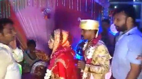 പിടിച്ചുയര്‍ത്തിയയാളുടെ മുഖത്തടിക്കുന്ന വധു