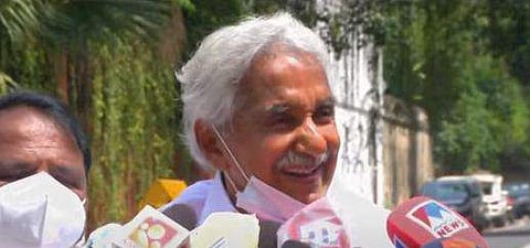 ഉമ്മന്‍ ചാണ്ടി മാധ്യമങ്ങളോടു സംസാരിക്കുന്നു/ടെലിവിഷന്‍ ദൃശ്യം