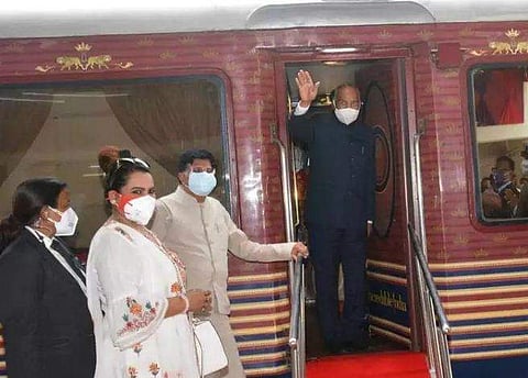 രാഷ്ട്രപതി ട്രെയിനില്‍ യാത്ര ചെയ്യുന്നു / ട്വിറ്റര്‍ ചിത്രം