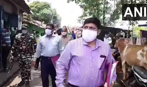 ഇരകളുടെ വീടുകൾ സന്ദർശിക്കുന്ന സമിതി അം​ഗങ്ങൾ/ എഎൻഐ