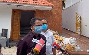 കെ സുരേന്ദ്രന്‍ മാധ്യമങ്ങളെ കാണുന്നു