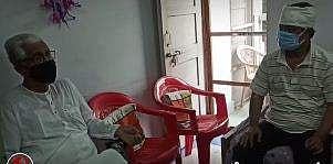 പരിക്കേറ്റ സിപിഎം എംഎല്‍എയെ മണിക് സര്‍ക്കാര്‍ സന്ദര്‍ശിക്കുന്നു