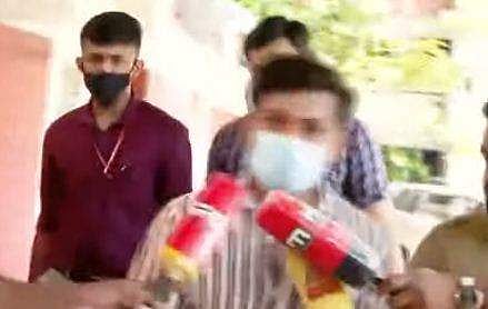 തെളിവെടുപ്പിന് കൊണ്ടുപോകുന്നതിനിടെ അര്‍ജുന്‍ മാധ്യമങ്ങളോട് പ്രതികരിക്കുന്നു /ടെലിവിഷന്‍ ചിത്രം