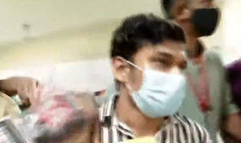 അര്‍ജുന്‍ ആയങ്കിയെ തെളിവെടുപ്പിനായി കൊണ്ടുപോകുന്നു /ടെലവിഷന്‍ ചിത്രം