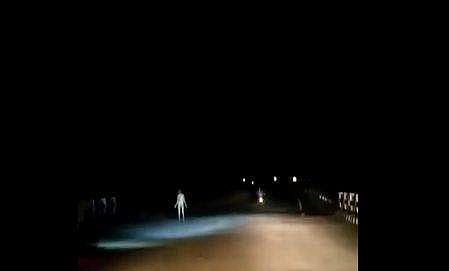 അര്‍ദ്ധരാത്രിയില്‍ നടുറോഡിലൂടെ നടന്നുപോകുന്ന നഗ്നയായ സ്ത്രീ