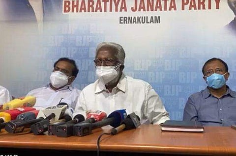 കുമ്മനം കൊച്ചിയില്‍ വാര്‍ത്താ സമ്മേളനത്തിനിടെ