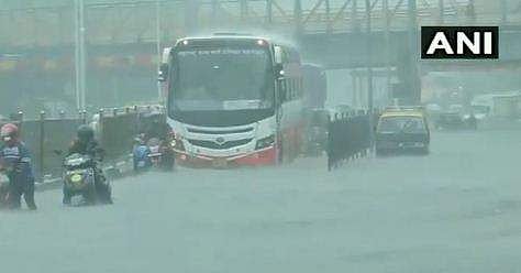 മുംബൈയില്‍ കനത്തമഴയില്‍ റോഡില്‍ രൂപപ്പെട്ട വെള്ളക്കെട്ട്