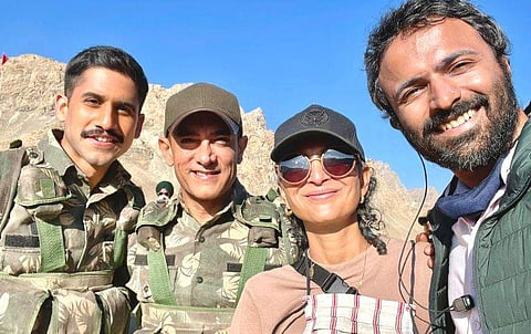 നാ​ഗ ചൈതന്യ ആമിർഖാനും കിരണിനുമൊപ്പം/ ട്വിറ്റർ