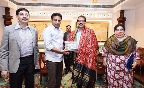 സാബു ജേക്കബ് മന്ത്രി രാമറാവുവിനൊപ്പം / ട്വിറ്റര്‍ ചിത്രം