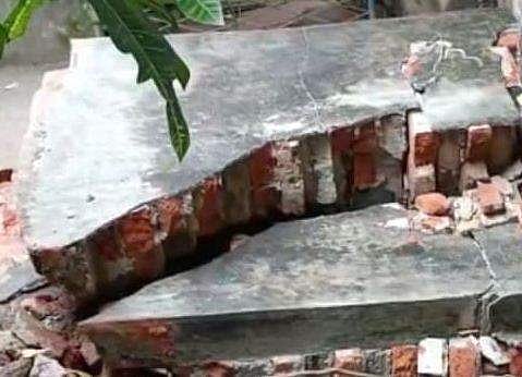 മിനി താമസിക്കുന്ന വീടിന്റെ ചുറ്റുമതില്‍ തകര്‍ത്ത നിലയില്‍