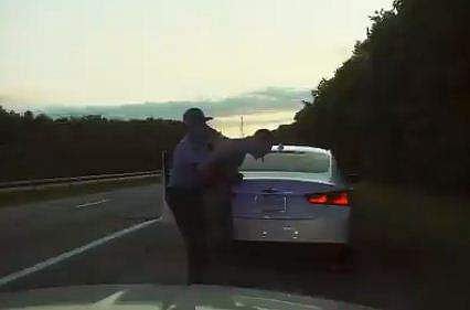 കഞ്ചാവ് പൊതി വിഴുങ്ങിയ ഡ്രൈവര്‍ക്ക് പ്രഥമ ശ്രൂശ്രൂഷ നല്‍കുന്നു