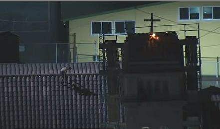 കുരിശിന് തീവെച്ച ശേഷം താഴേക്ക് ചാടാന്‍ ശ്രമിക്കുന്ന യുവാവ്