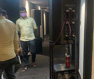 പഞ്ചനക്ഷത്രഹോട്ടലില്‍ റെയ്ഡ് നടത്തുന്ന പൊലീസ്‌