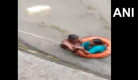 കടലില്‍ വീണ യുവതിയെ രക്ഷിക്കുന്നു