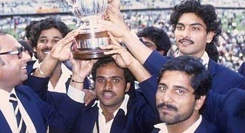 ലോകകപ്പുമായി ഇന്ത്യന്‍ സംഘത്തിനൊപ്പം യശ്പാല്‍ ശര്‍മ/ഫോട്ടോ: ട്വിറ്റര്‍