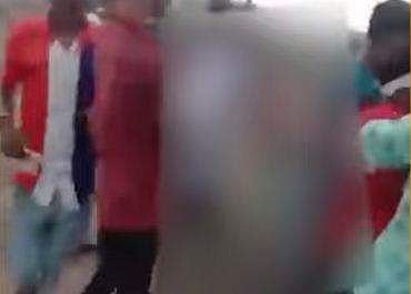 ഭര്‍ത്താവിനെ തോളിലേറ്റി നടക്കുന്ന യുവതി, വീഡിയോ ദൃശ്യം