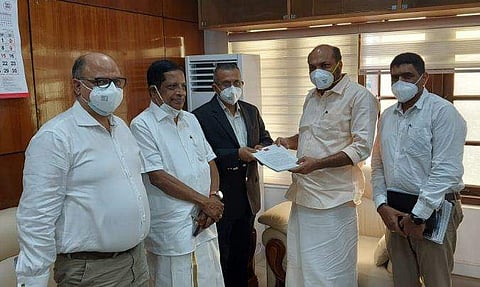 ഹിന്‍ഡാല്‍കോ ഇന്‍സ്ട്രീസ് പ്രതിനിധികള്‍ക്കൊപ്പം വ്യവസായ മന്ത്രി പി രാജീവ്