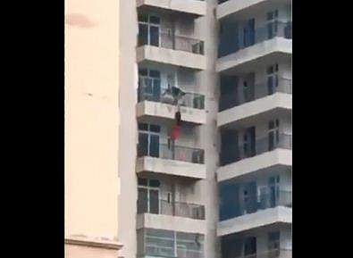 ഫ്‌ലാറ്റിന്റെ മുകളില്‍ നിന്ന് ചാടാന്‍ ശ്രമിച്ച യുവതിയെ പിടിച്ചു കയറ്റാന്‍ ശ്രമം