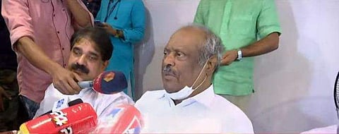 നസറുദ്ദീന്‍ മാധ്യമങ്ങളോട് സംസാരിക്കുന്നു / ടെലിവിഷന്‍ ചിത്രം