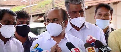 വി ഡി സതീശന്‍ മാധ്യമങ്ങളോട് സംസാരിക്കുന്നു / ടെലിവിഷന്‍ ചിത്രം