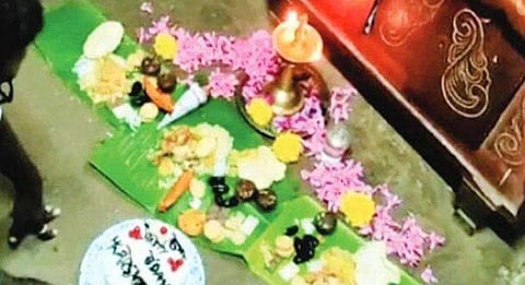 കുട്ടിയുടെ പിതാവ് കേക്കുമുറിക്കുന്നു / ടെലിവിഷന്‍ ചിത്രം