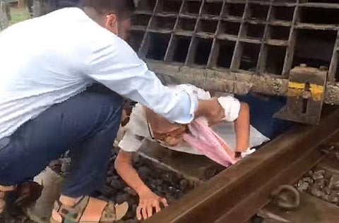 ട്രെയിനിന് അടിയില്‍ കുടുങ്ങിയെ വയോധികനെ രക്ഷിക്കുന്നു