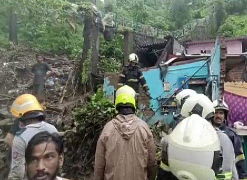 മുംബൈയില്‍ മണ്ണിടിച്ചില്‍ ഉണ്ടായിടത്ത് രക്ഷാപ്രവര്‍ത്തനം/ഫോട്ടോ: എഎന്‍ഐ