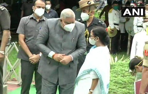 നിയമസഭയിലെത്തിയ ഗവര്‍ണര്‍ മുഖ്യമന്ത്രി മമതയുമായി സംസാരിക്കുന്നു / എഎന്‍ഐ