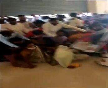 വാക്‌സിനെടുക്കാനായി കൂട്ടത്തോടെ ഓടുന്നവര്‍ വീഡിയോ ദൃശ്യം