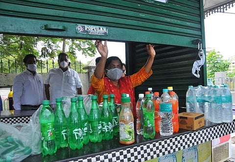 പ്രസന്ന കട വീണ്ടും തുറന്നപ്പോള്‍/ ചിത്രം: എ സനേഷ്