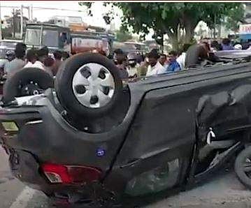 ഷോറൂമിന്റെ ഒന്നാം നിലയില്‍ നിന്ന് താഴേക്ക് വീണ കാര്‍