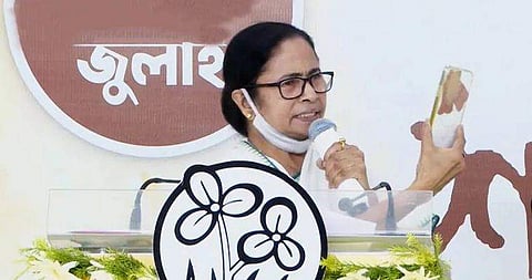 മമത ബാനര്‍ജി പൊതിഞ്ഞുവെച്ച ഫോണ്‍ ഉയര്‍ത്തിക്കാണിക്കുന്നു/ട്വിറ്റര്‍