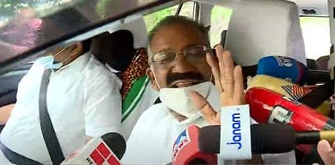 മുഖ്യമന്ത്രിയെ കണ്ടശേഷം മന്ത്രി ശശീന്ദ്രന്‍ മാധ്യമങ്ങളോട് സംസാരിക്കുന്നു / ടെലിവിഷന്‍ ചിത്രം