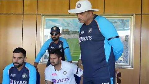 ശ്രീലങ്കക്കെതിരായ ഇന്ത്യയുടെ രണ്ടാം ഏകദിനം കാണുന്ന കോഹ് ലി, രവി ശാസ്ത്രി എന്നിവര്‍/വീഡിയോ ദൃശ്യം