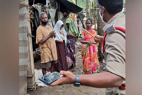 കോവിഡിനെ ഭയന്ന് മുറിക്കകത്ത് താമസിച്ച കുടുംബം / ചിത്രം എഎന്‍ഐ